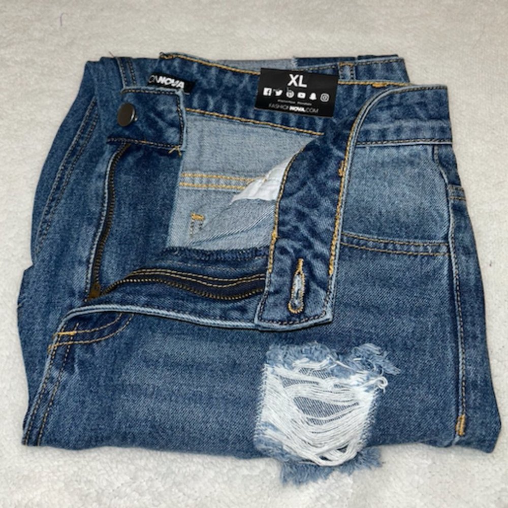 BRAND NEW Fashion Nova Ripped Boyfriend Jeans